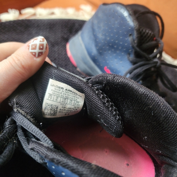 Used Under Armour Youth/Junior size 7 Basketball Shoes - Picture 5 of 5